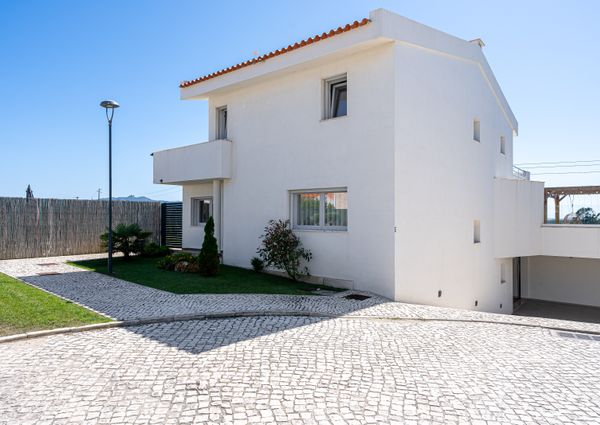 MORADIA T4 PRÓXIMO AO MAGOITO - SINTRA - SÃO JOÃO LAMPAS - CONDOMÍNIO FECHADO E VISTA MAR