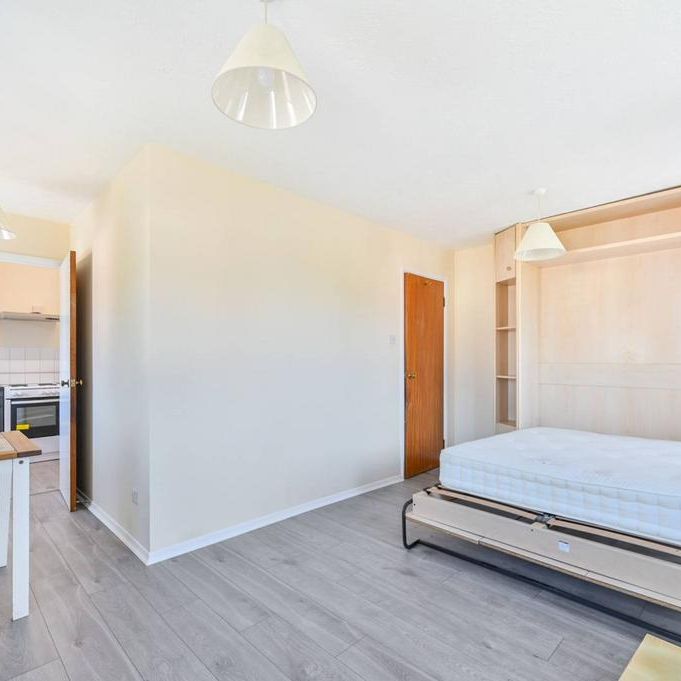 Studio to rent - Photo 1