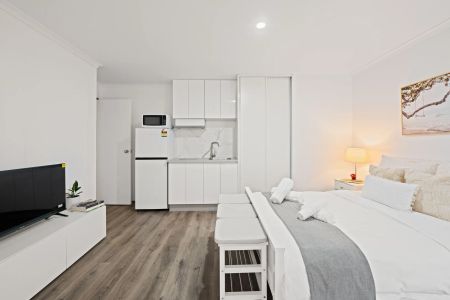 Fully Furnished Studio with All Utilities Included - Photo 2