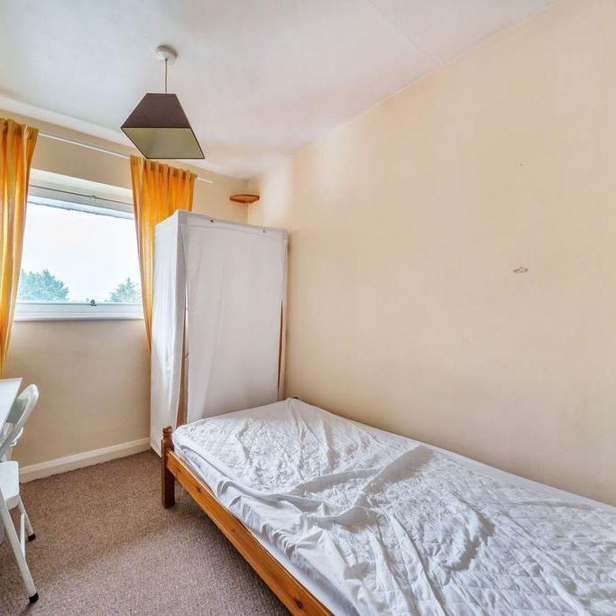 4 bedroom end of terrace house to rent - Photo 1