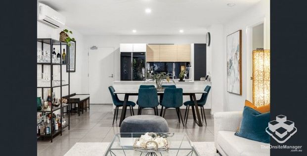 With Heated Pool & Full-Size Gym â Modern 3 Bedroom Apartment - Photo 1