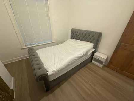 4 Bed Semi-Detached House, Cambridge Road, M9 - Photo 5