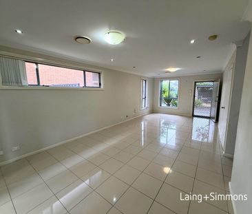 Free standing 4 bedroom townhouse close to everyday amenities - Photo 1