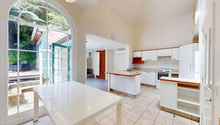 Spacious 6-Bedroom Family Home in Desirable Aro Valley, Wellington - Photo 2