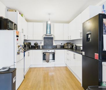 London Road, Lowfield Heath - Photo 5