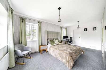 A four double bedroom, detached home to rent in a highly sought after private road in Seer Green. - Photo 3