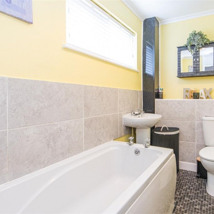 3 bed House - End Terrace To Let - Photo 1