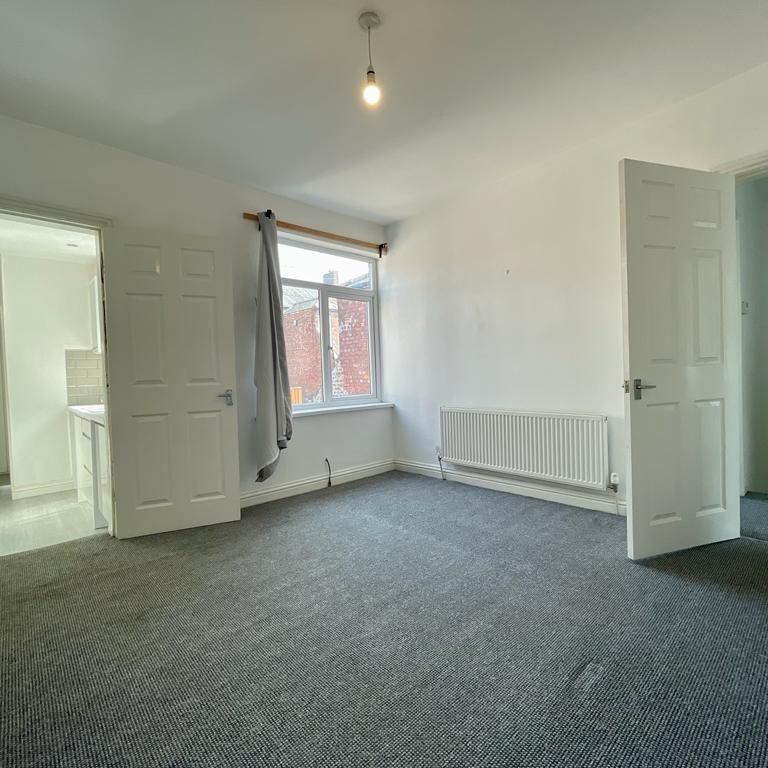 3 bedroom flat to rent - Photo 1