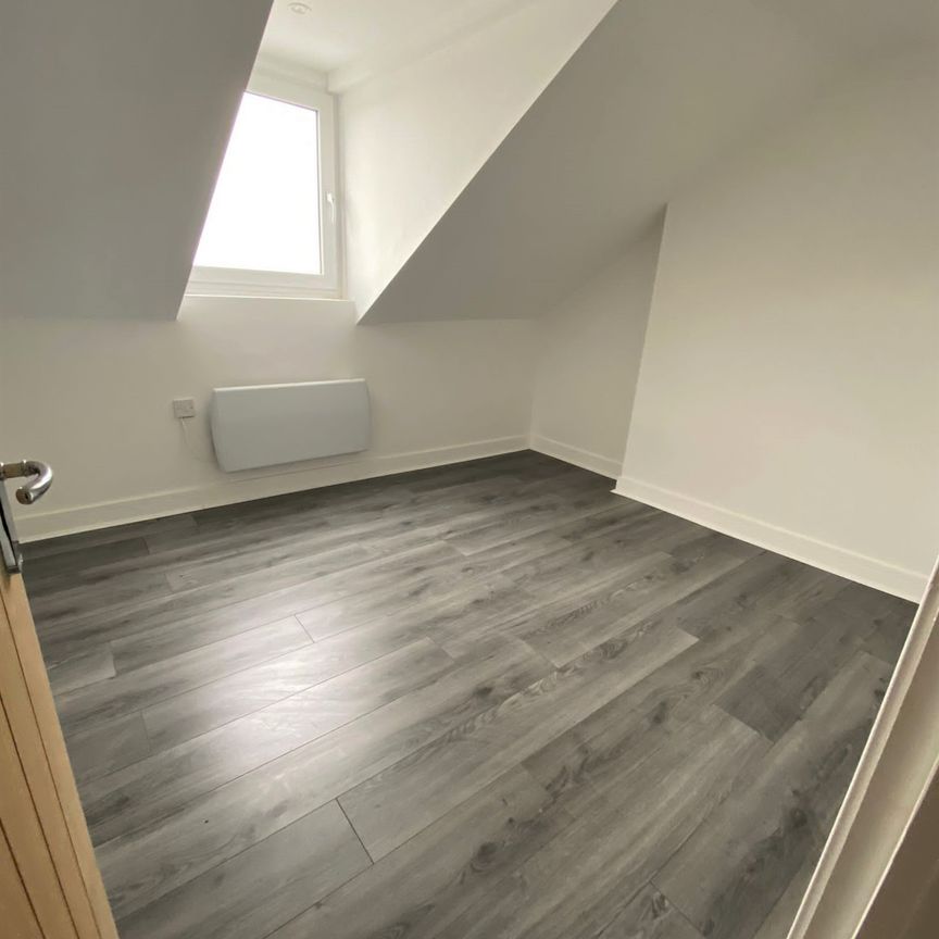 £775 PCM, One Bedroom Second Floor Flat in High Street, Barry, Vale of Glamorgan, CF62 7DT - Photo 1