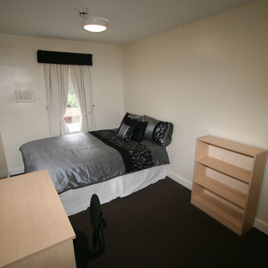 Flat 1, 15 HYDE PARK TERRACE Leeds - LS6 1BJ - Photo 1