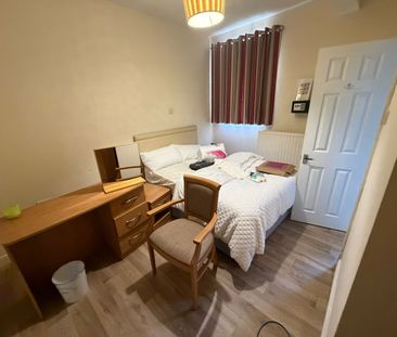 Room in a Shared House, Old Bedford Road, LU2 - Photo 2