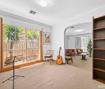 Cosy three-bedroom, two-bathroom home in ideal location - Photo 2