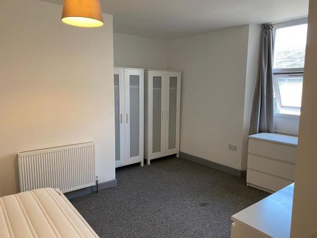 1 bedroom in a house share to rent - Photo 2