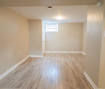 ** SPACIOUS ** 1 BEDROOM LOWER UNIT IN ST CATHARINES!! - Photo 3