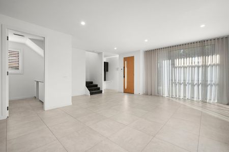 1/3 Alexander Street, Avondale Heights VIC 3034 - Photo 3