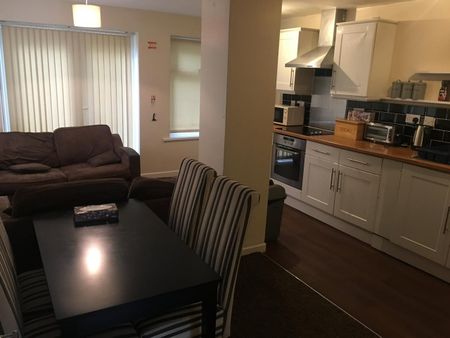 5 Bed Semi-Detached House, Mornington Crescent, M14 - Photo 5