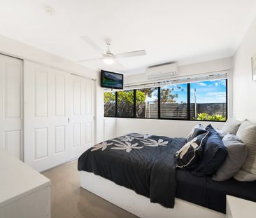 Expansive Penthouse Living in the Heart of Neutral Bay - Photo 5