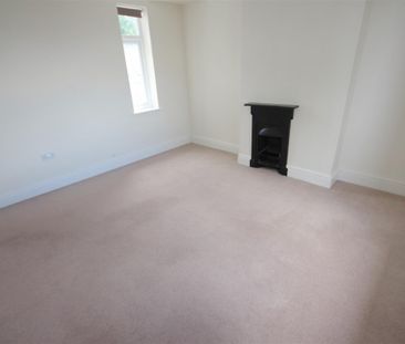 3 Bedroom House - Detached To Let - Photo 3