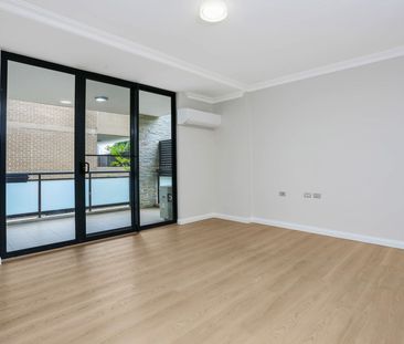 Private, Carefree Centrally Located Modern Apartment with Floorboards - Photo 1