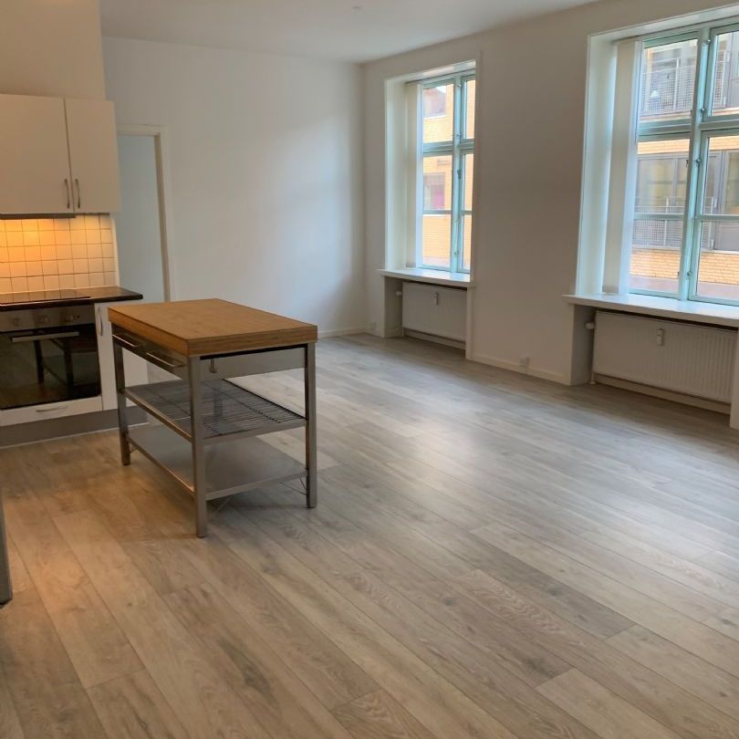 Indbydende 2-værelses lejlighed med central beliggenhed på Nørresundby Torv - Foto 1