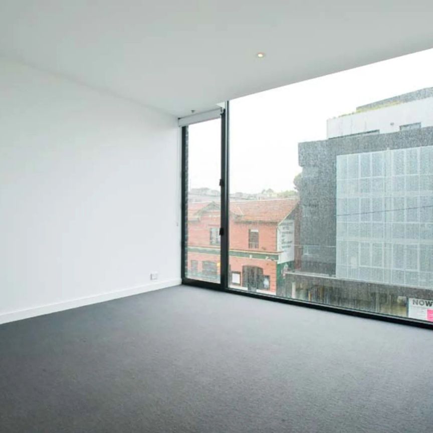 Modern one bedroom apartment! BREAK LEASE up May or 12 months lease. - Photo 1