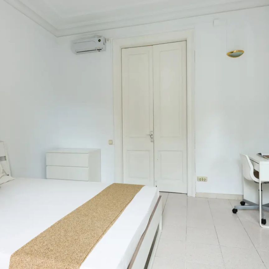 Room in a shared 6-bedroom apartment for rent in El Raval - Photo 1