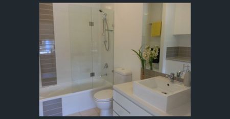 Executive, Modern Townhouse - Stroll to Robina Town Centre - Photo 3