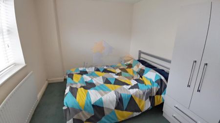 4 bedroom semi-detached house to rent - Photo 4