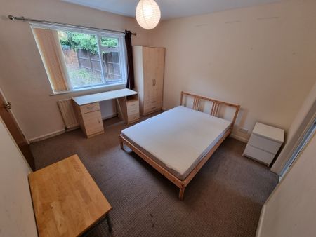 4 Bed Student Accommodation - Photo 3