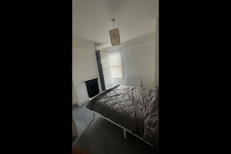 1 Bed Terraced House, Norton Road, RG1 - Photo 2