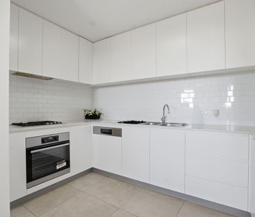 Stylish, Light-Filled Apartment with Elevated Green Space Outlook - Photo 4