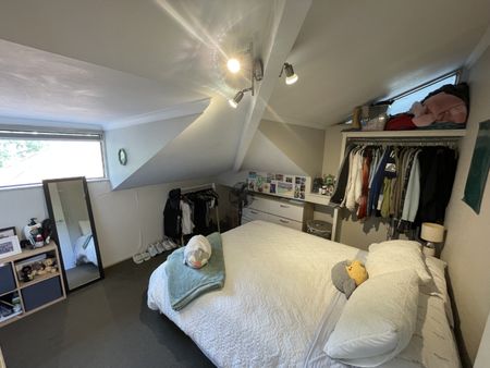 Modern 5-Bedroom Kelburn Living – Ideal for Families or Groups - Photo 4