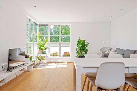 Well presented, south facing, top floor apartment with a terrace. - Photo 5