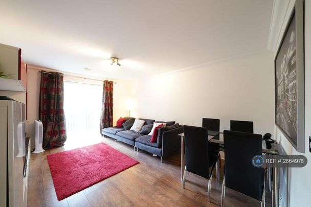 3 bedroom flat to rent - Photo 1
