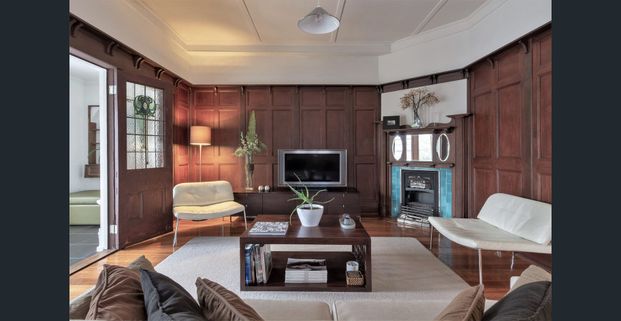 Executive Duplex. Fully Furnished & Accessorised. Includes all Utilities, Fast WIFI, Smart TV, Netflix & Foxtel. Just bring your suitcase! - Photo 1