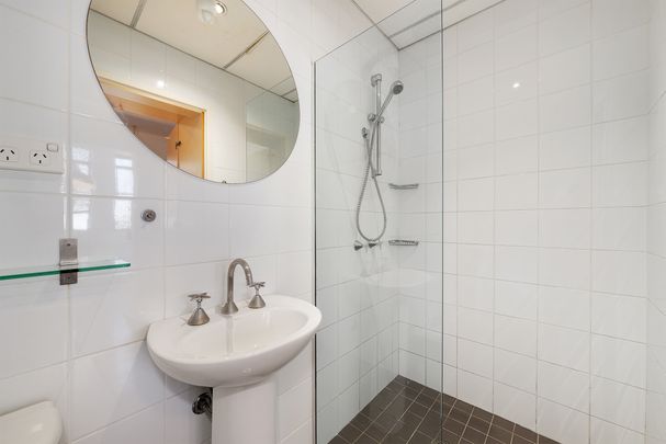 Unfurnished Open Plan One Bedroom Apartment - Photo 1