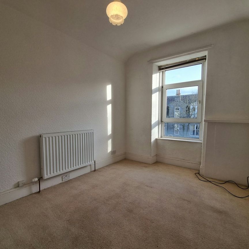 Flat to rent on - Photo 1