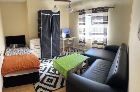 Room in a Shared Flat, Taylors Green, W3 - Photo 4