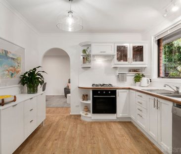 Modern charm in a sought-after location. - Photo 5