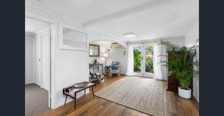 Charming Two-Bedroom Flat in a Convenient Coastal Location - Photo 2