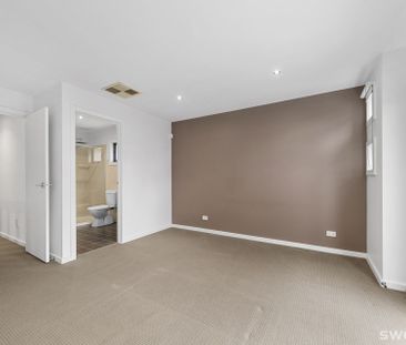 Exceptionally spacious three bedroom residence in perfect location - Photo 1