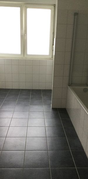 3- Zimmerwohnung mit abgeschliffenen Dielen und Balkon - Foto 1