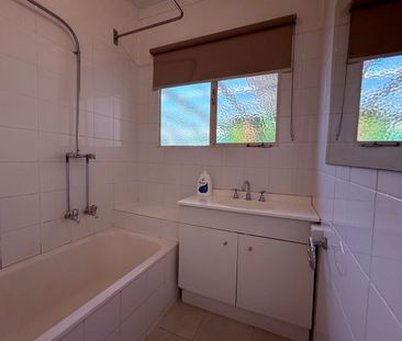 Great 2 bedroom home ideally located - Photo 4