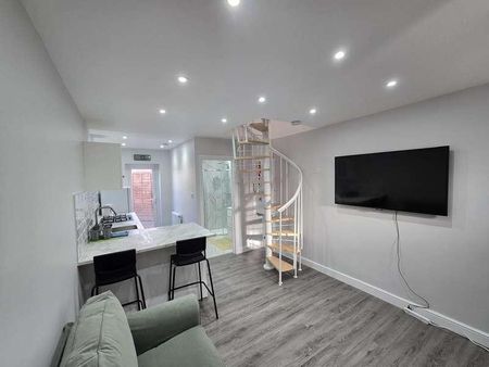 Harrow, HA2 - Photo 3