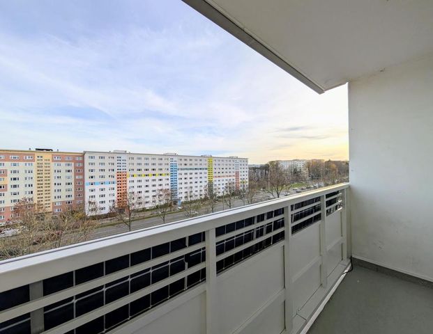 Sanierte 3-Raum-Wohnung mit Badewanne und Balkonkraftwerk - Foto 1