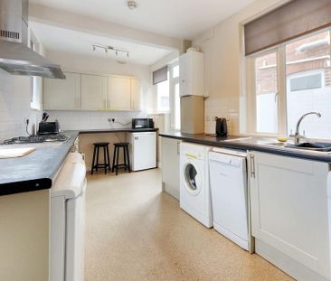 4 bedroom end of terrace house to rent - Photo 3