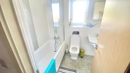 1 bedroom in a flat share to rent - Photo 5