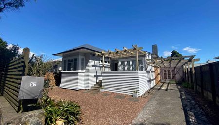 3 bedroom house with sleepout in Mt Eden - Photo 4