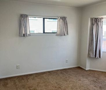 Newly renovated 2‑bedroom townhouse - Photo 1