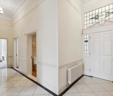 3 bedroom flat in London - Photo 4